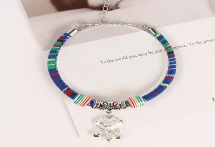 ⁦طوق للقطط مع جرس بشكل قطه بالوان متعددة⁩ - الصورة ⁦3⁩