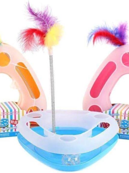 لعبة للقطط علي شكل مثلث مع كورة