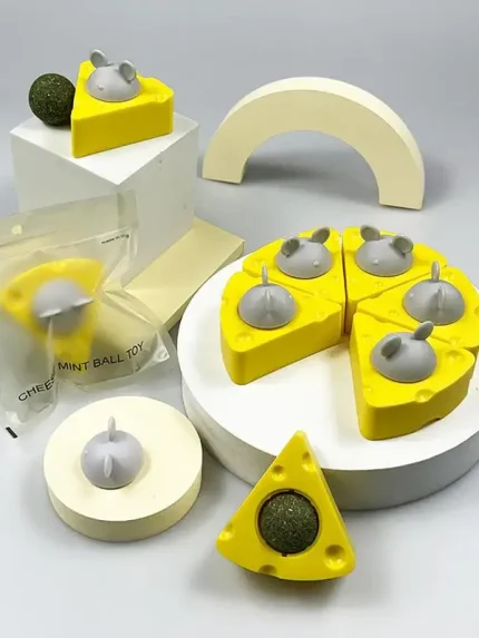 كات نيب للقطط علي شكل بيتزا مع لاصق للجدار