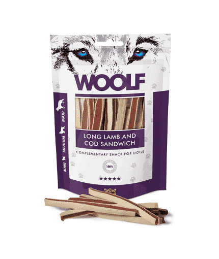 مكافآت "وولف" طعم الحمل مع سندوتش سمك القد هي وجبات خفيفة صحية ولذيذة تم تصميمها خصيصًا لتلبية احتياجات كلبك الغذائية. تجمع هذه المكافآت بين طعم الحمل الغني والمغذي مع سندوتش سمك القد الطري، مما يوفر طعامًا متوازنًا وغنيًا بالبروتين والمواد المغذية الأساسية. المزايا: مكونات عالية الجودة: تحتوي المكافآت على لحم الحمل الطري وسندوتش سمك القد المغذي، مما يوفر بروتينًا عالي الجودة وفوائد غذائية للكلب. مذاق لذيذ: طعم الحمل وسمك القد يجعل هذه المكافآت مغرية وسهلة الهضم، مما يضمن أن كلبك سيحبها. خالية من المواد الحافظة والملونات: المكافآت خالية من المواد الحافظة والملونات الاصطناعية، مما يجعلها آمنة وصحية. حجم مثالي: العبوة تحتوي على 100 جرام، مما يجعلها مناسبة للاستخدام اليومي أو كجزء من التدريب. مغذية وصحية: المكافآت تحتوي على مكونات طبيعية تعزز من صحة كلبك وتوفر له طاقة إضافية. المزايا الأخرى: داعم لصحة الفرو والجلد: البروتينات الموجودة في لحم الحمل وسمك القد تساعد في الحفاظ على صحة الفرو والجلد. مناسبة للتدريب: يمكن استخدام المكافآت أثناء التدريب أو كوجبة خفيفة بين الوجبات لتحفيز سلوكيات كلبك الجيدة. مكافآت "وولف" طعم الحمل مع سندوتش سمك القد هي الخيار المثالي لتقديم طعام مغذي ولذيذ لكلبك، مما يعزز صحته العامة وسلوكه الإيجابي. وولف مكافآت للكلاب طعم الحمل مع سندوتش سمك القد 100 جم